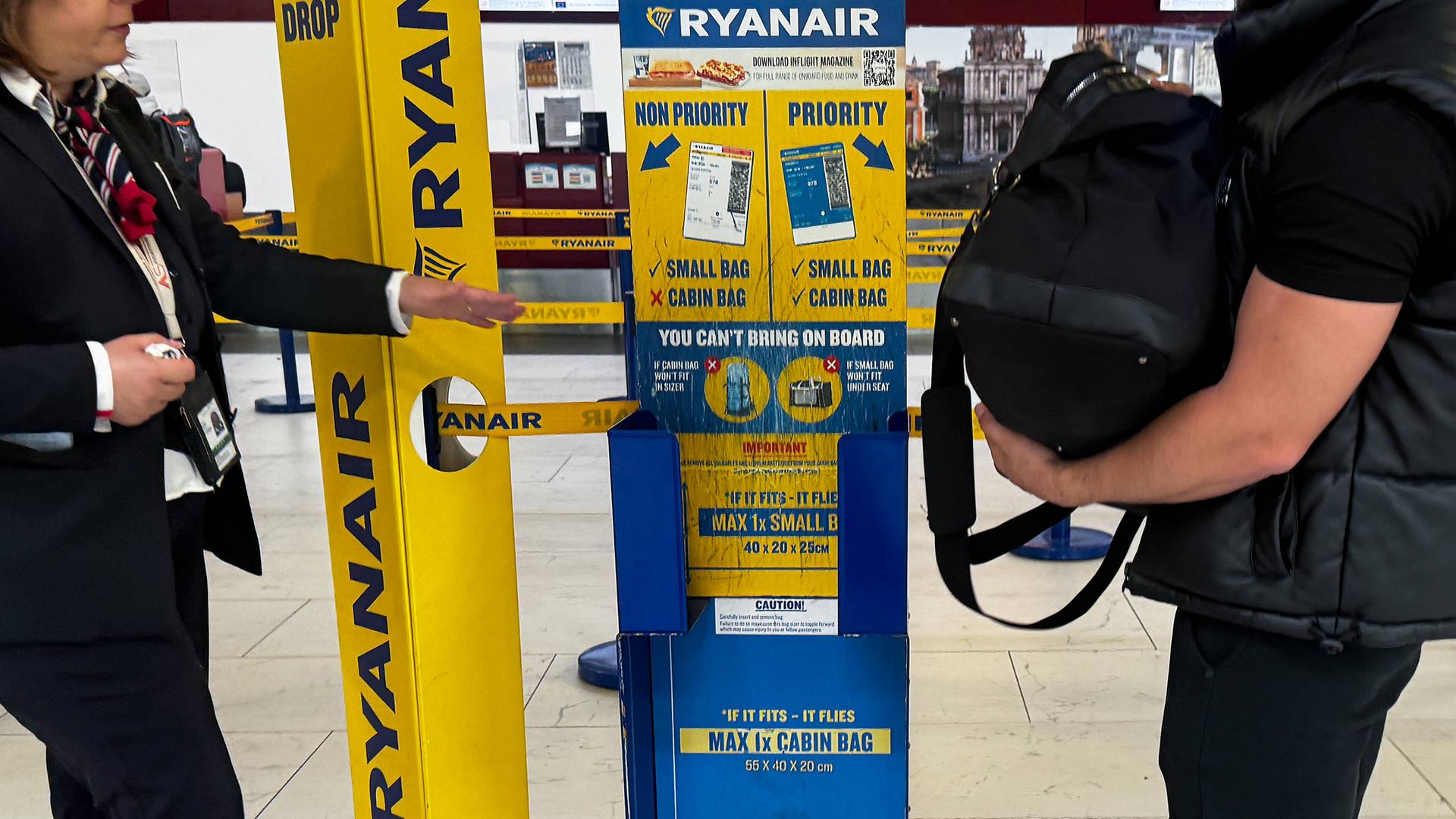Ryanair-Gepäckmessgerät am Flughafen Rom-Ciampino, Italien,