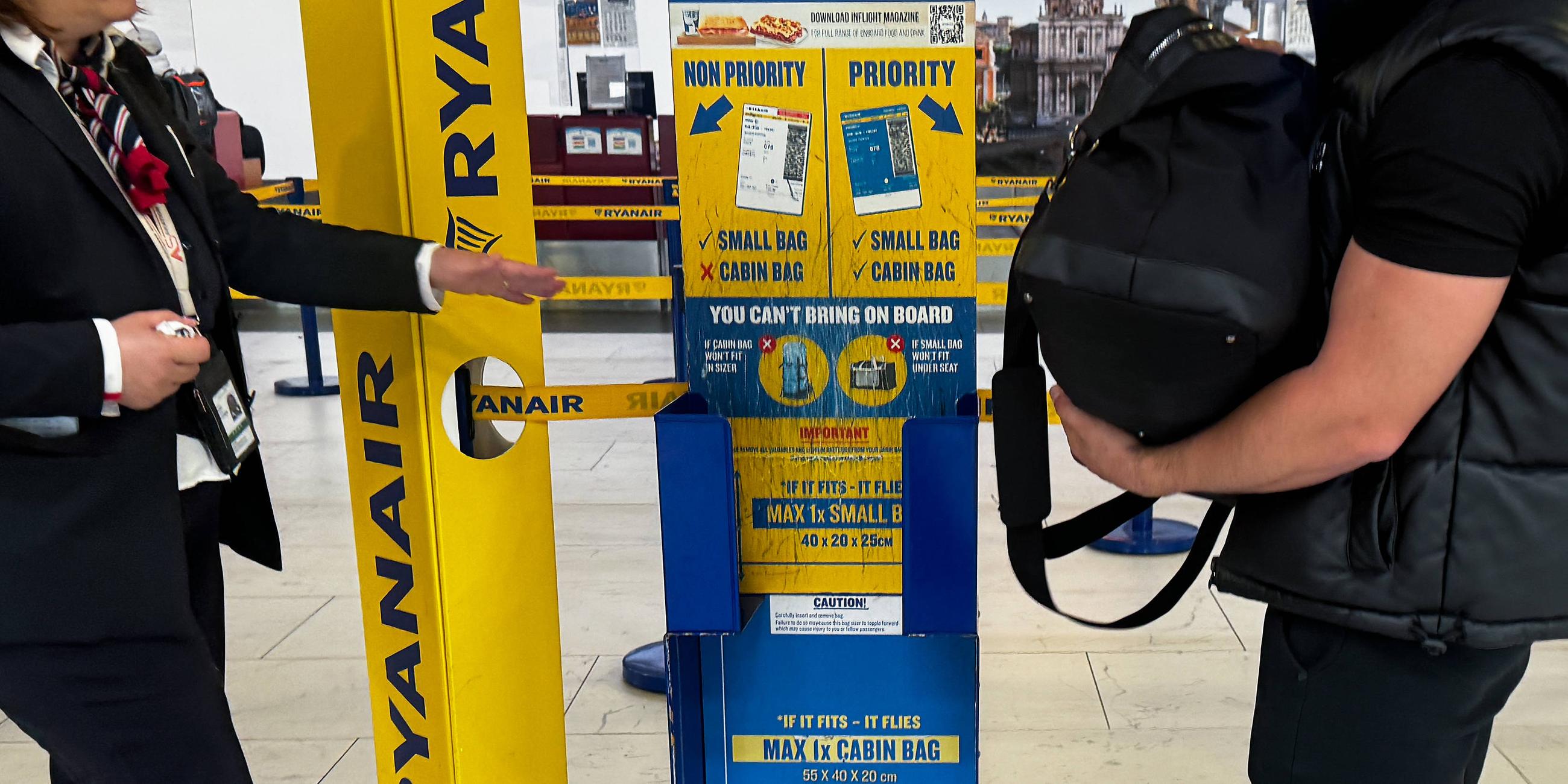 Ryanair-Gepäckmessgerät am Flughafen Rom-Ciampino, Italien,