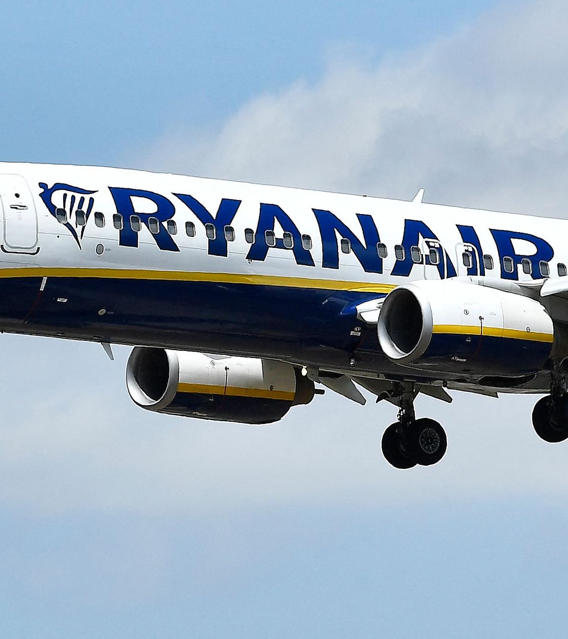 Spanien, Barcelona: Ein Flugzeug der Fluggesellschaft Ryanair fliegt.