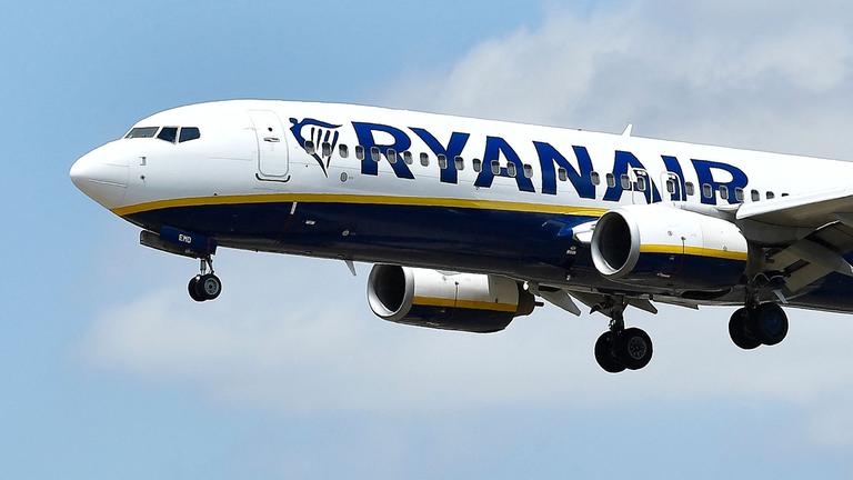 Spanien, Barcelona: Ein Flugzeug der Fluggesellschaft Ryanair fliegt.