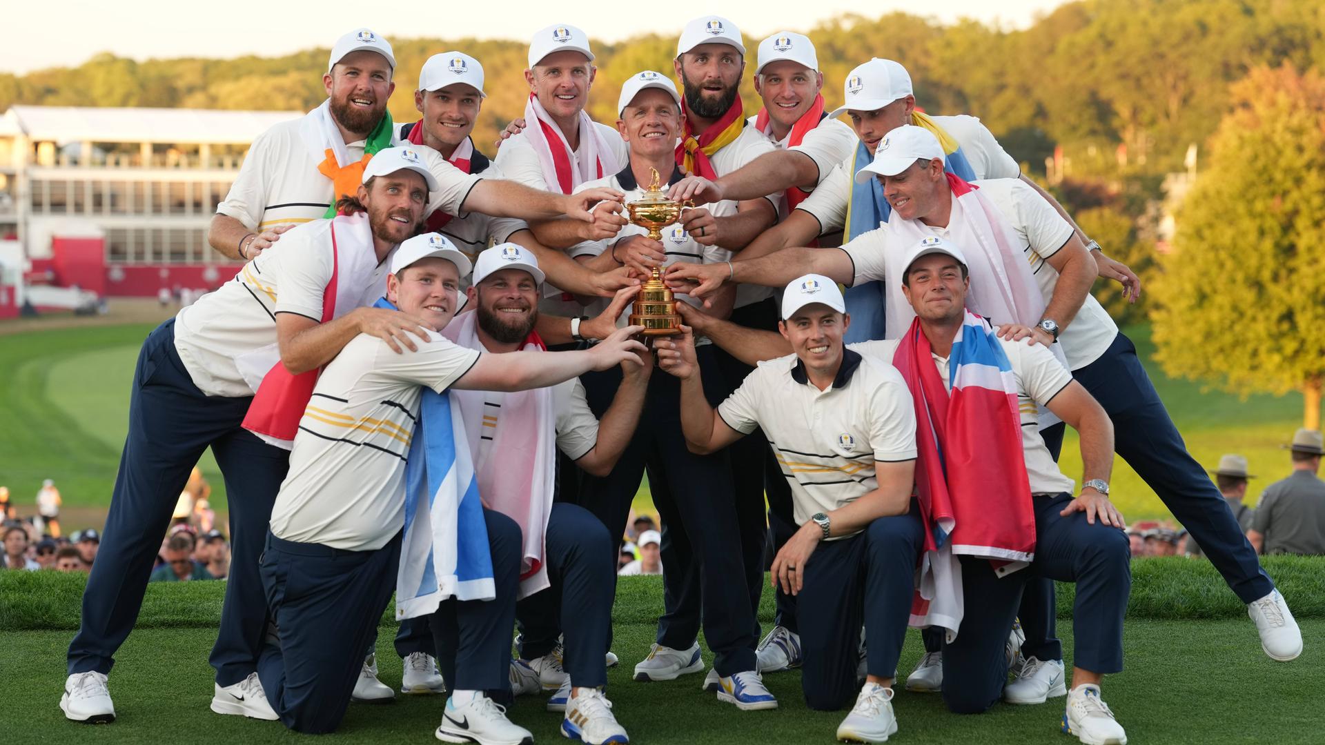 Team Europa mit dem Siegerpokal für den Gewinn des Ryder Cups