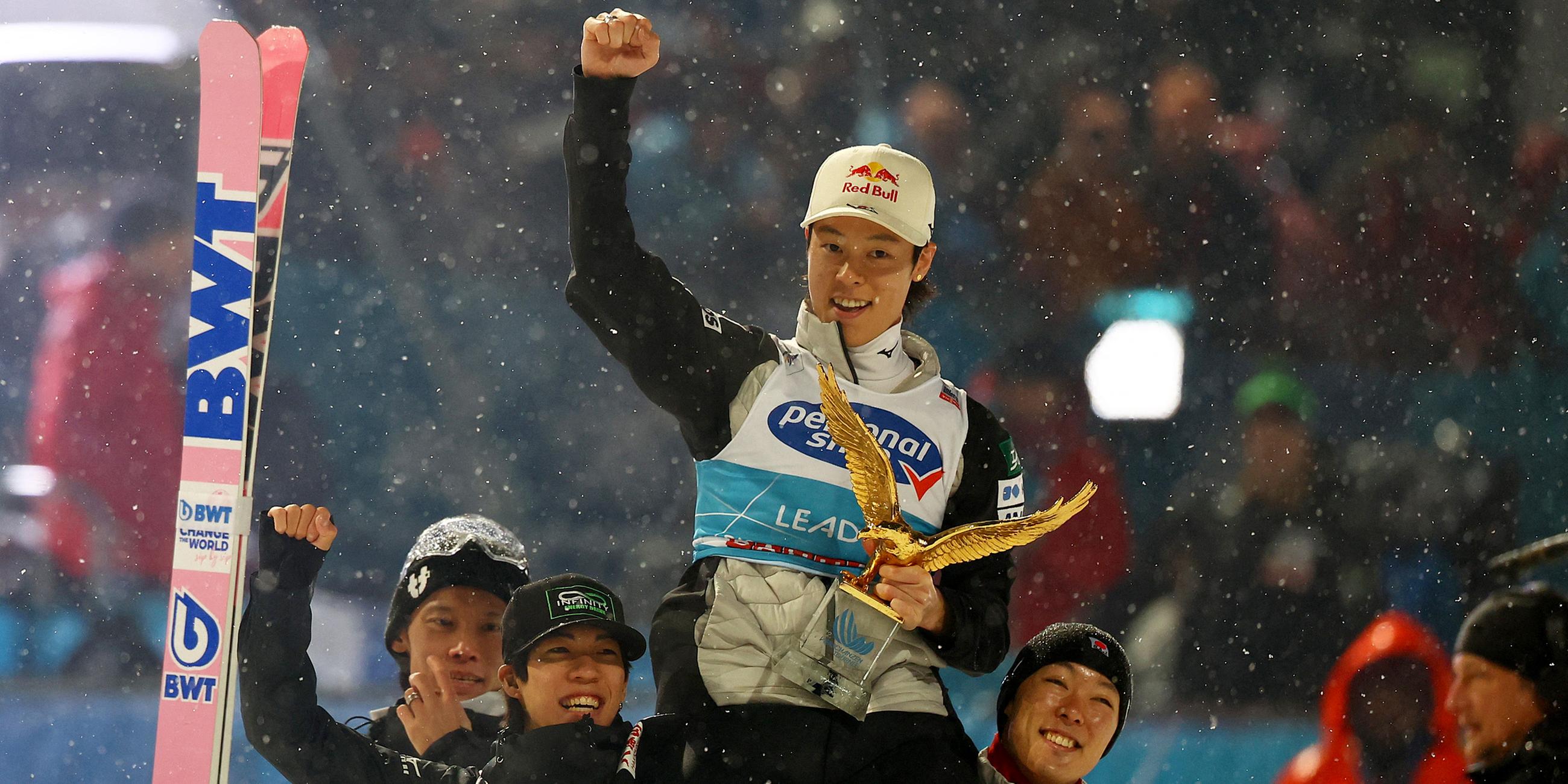 Ryoyu Kobayashi triumphiert mit dem Pokal in der Hand am 06.01.24.