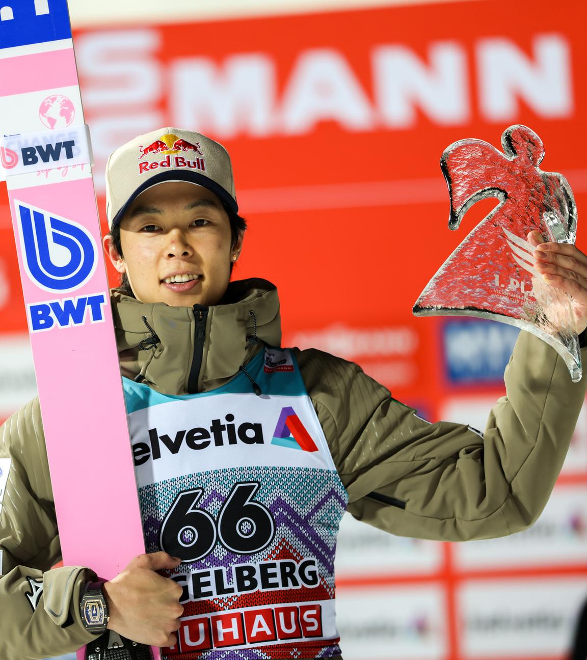 Der japanische Skispringer Ryoyu Kobayashi posiert mit einer Trophäe des Skisprung-Weltcup 2025/26.