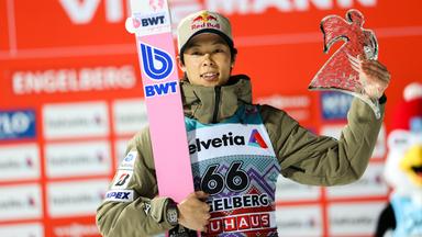 Der japanische Skispringer Ryoyu Kobayashi posiert mit einer Trophäe des Skisprung-Weltcup 2025/26.