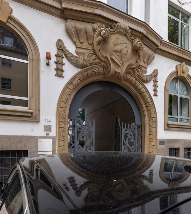 Hessen, Frankfurt am Main: Die Fassade des Hauses der S. Fischer Verlage. Fischer verlegt seinen Hauptsitz von Frankfurt nach Berlin.