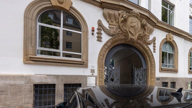 Hessen, Frankfurt am Main: Die Fassade des Hauses der S. Fischer Verlage. Fischer verlegt seinen Hauptsitz von Frankfurt nach Berlin.