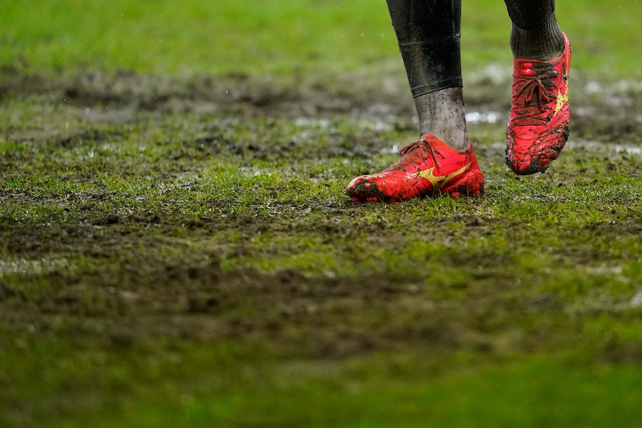 Ein Spieler steht vor der Partie auf dem Rasen