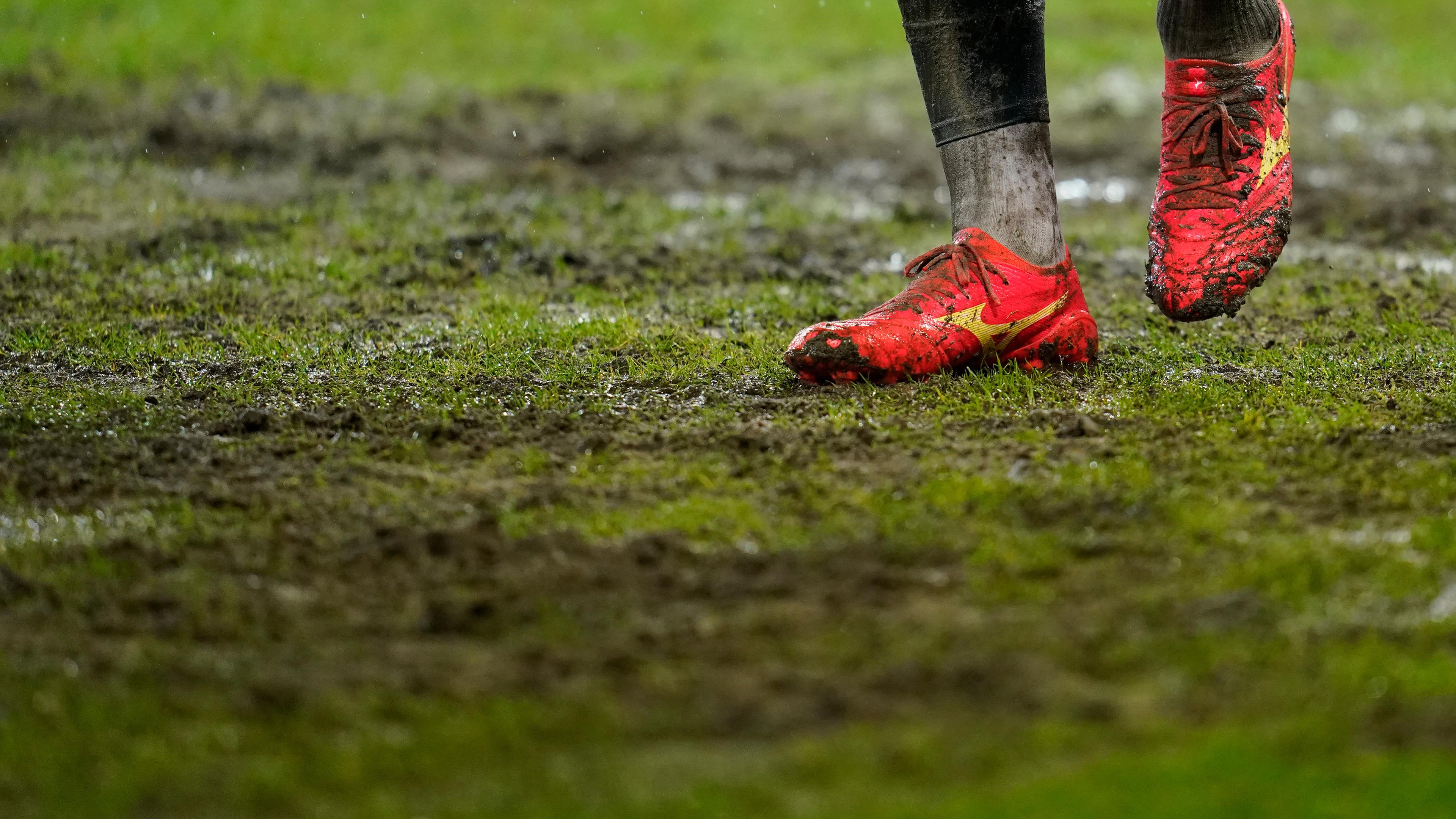 Ein Spieler steht vor der Partie auf dem Rasen