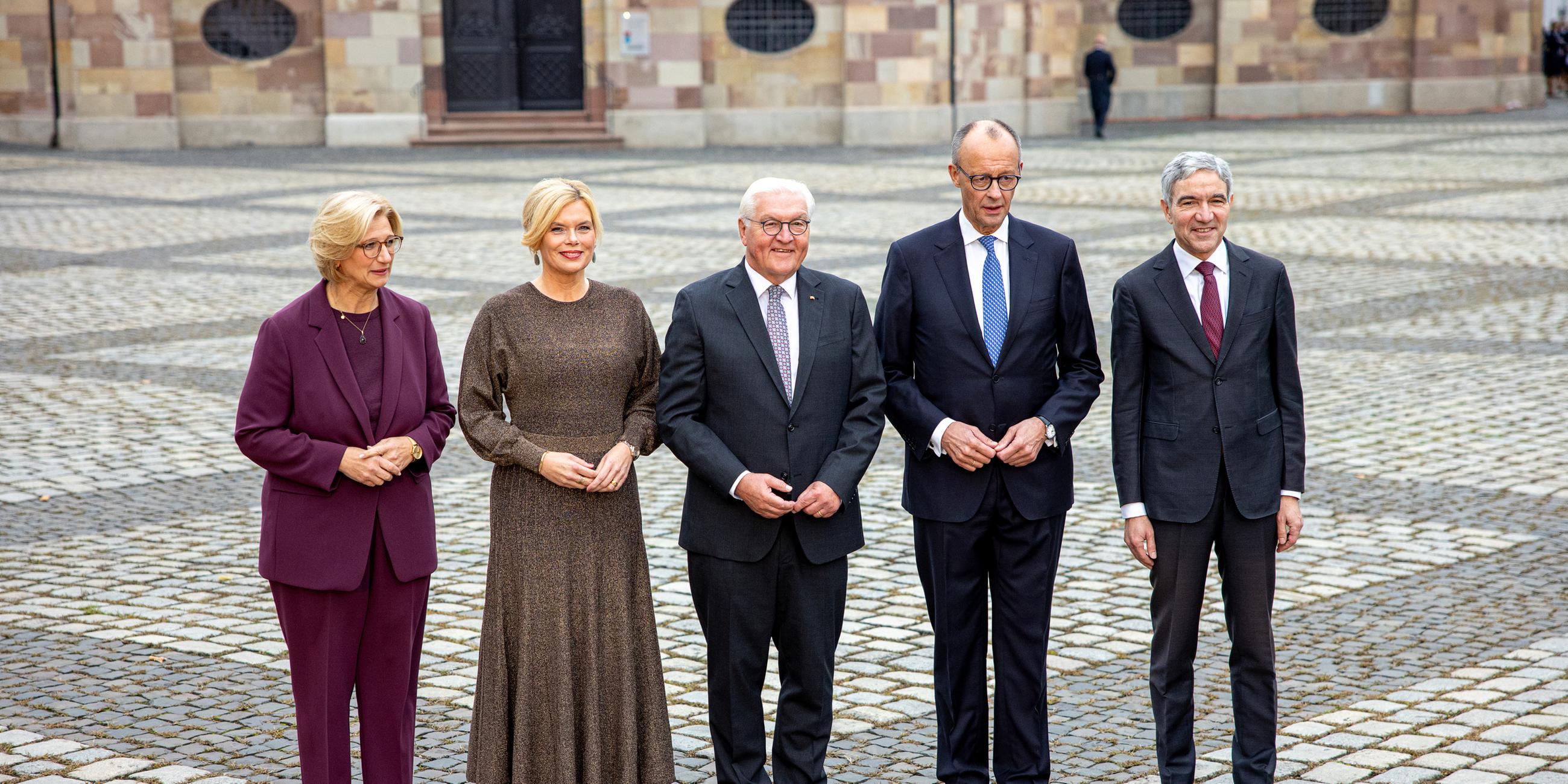 Politiker um Bundespräsident Steinmeier und Kanzler Merz posieren zum Beginn der Feier zum 35. Jahrestag der Deutschen Einheit in Saarbrücken.