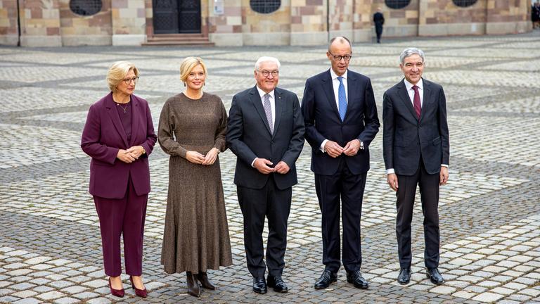 Politiker um Bundespräsident Steinmeier und Kanzler Merz posieren zum Beginn der Feier zum 35. Jahrestag der Deutschen Einheit in Saarbrücken.