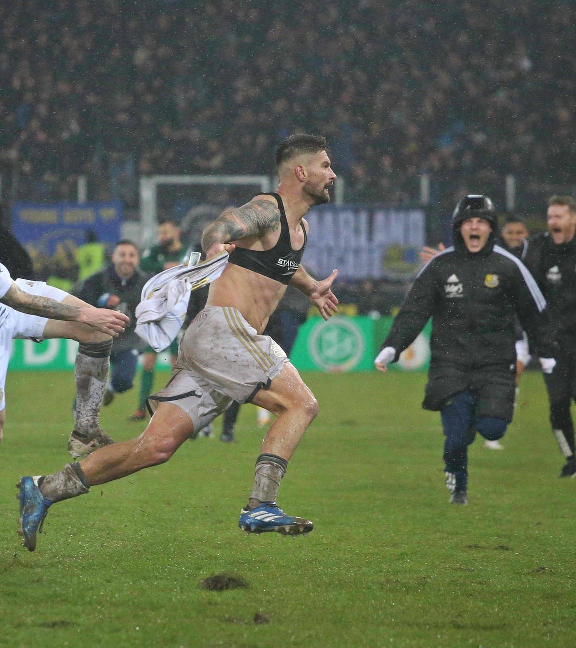 Saarbrückens Siegtorschütze Brünker (Mitte) jubelt mit seinen Teamkollegen