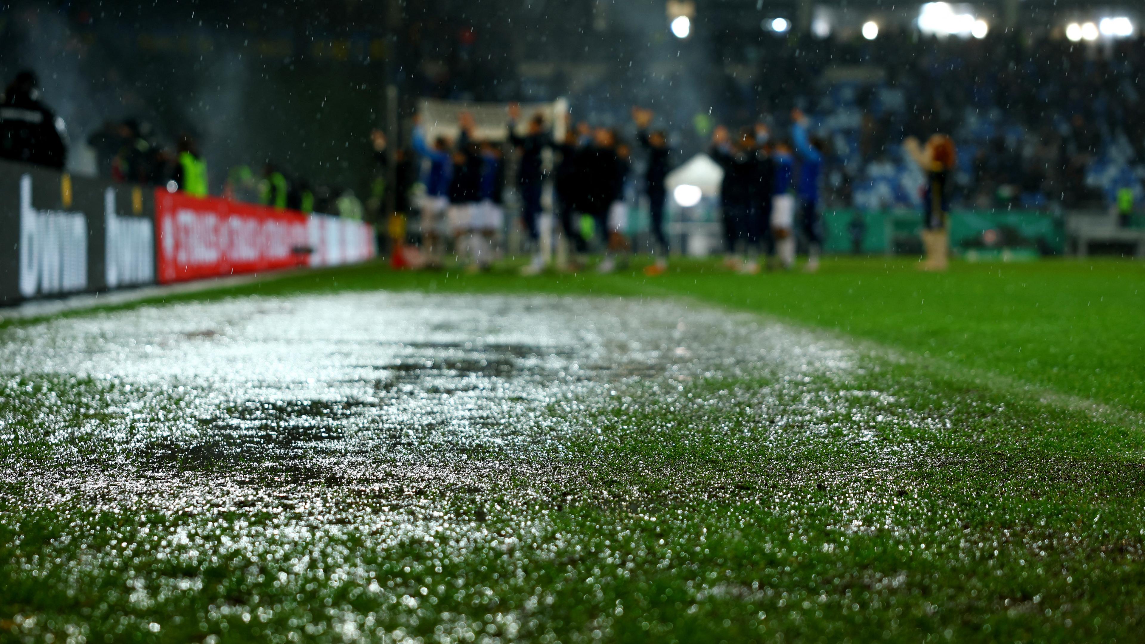 Das Spiel wird aufgrund der schlechten Wetterbedingungen verlegt.