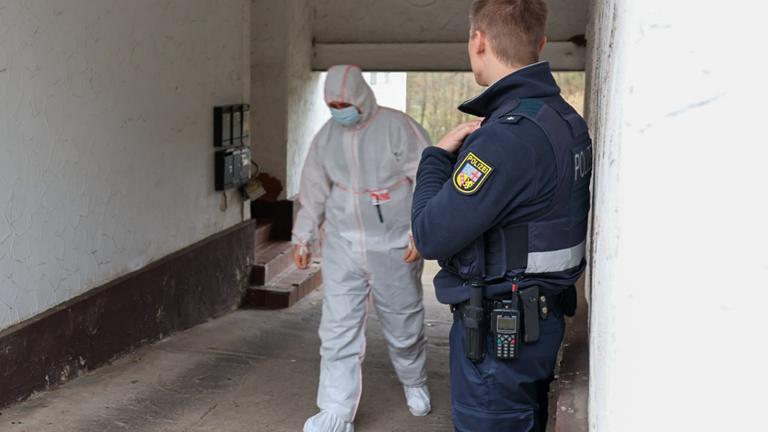 aarland, Oberbexbach: Die Spurensicherung der Polizei ist im Einsatz. Im Saarland ist ein Gerichtsvollzieher getötet worden.