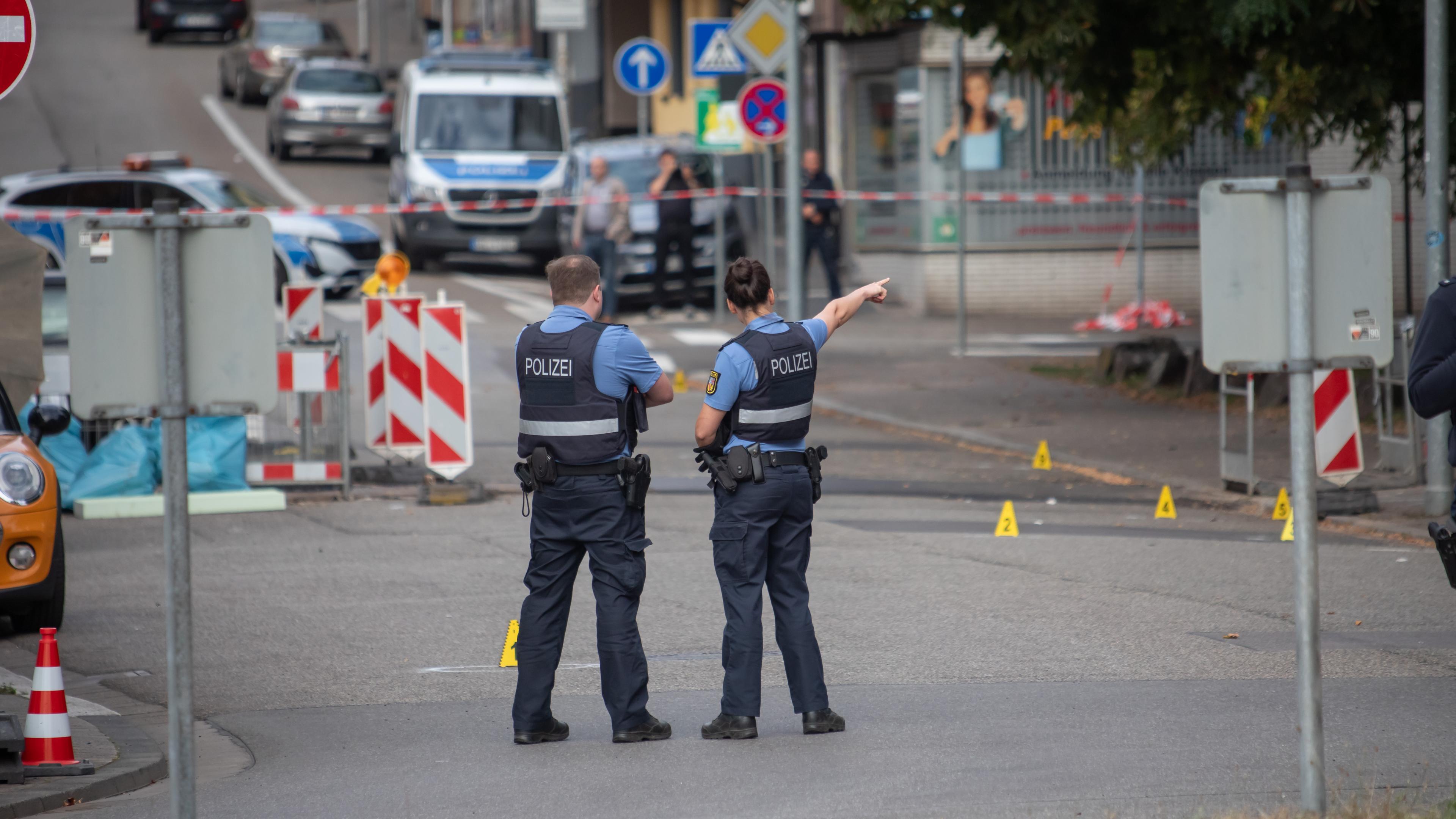 Polizisten vor einer abgesperrten Straße nach der Ermordung eines Polizisten