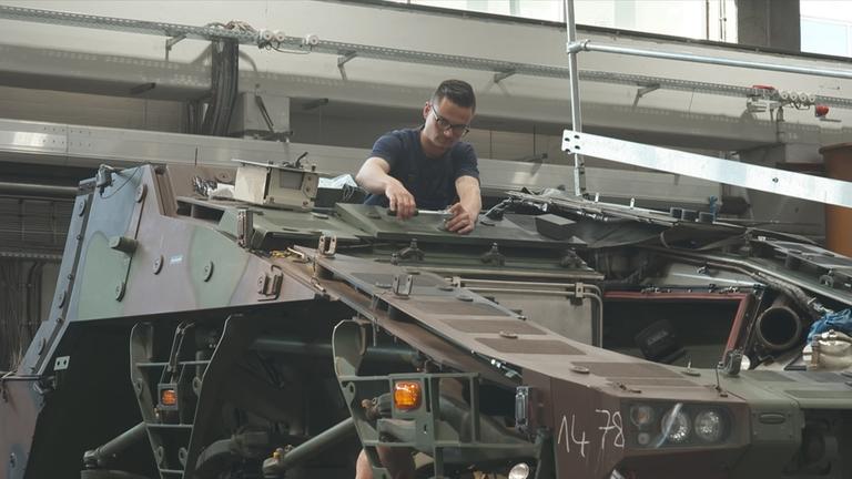 Die Autoindustrie in Deutschland leidet unter struktureller Probleme und viele Jobs sind in Gefahr. Für das Saarland eröffnet sich nun mit der Rüstungsbranche eine wirtschaftliche Perspektive.