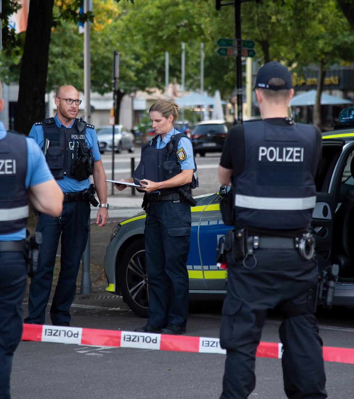 Einsatzkräfte der Polizei am Tatort nach einem bewaffneten Raubüberfall auf eine Aral-Tankstelle in der Völklinger Innenstadt