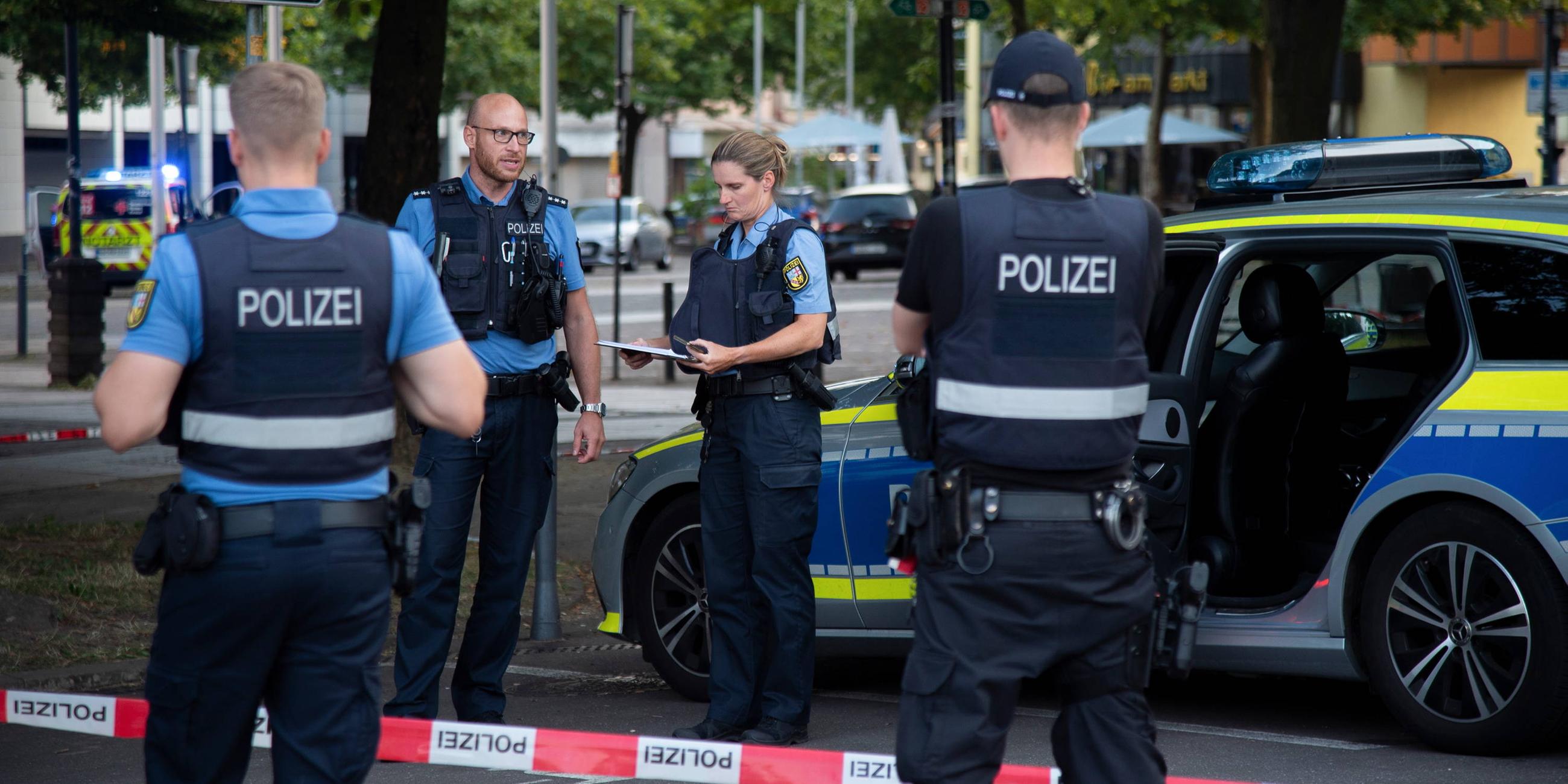 Einsatzkräfte der Polizei am Tatort nach einem bewaffneten Raubüberfall auf eine Aral-Tankstelle in der Völklinger Innenstadt