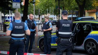 Einsatzkräfte der Polizei am Tatort nach einem bewaffneten Raubüberfall auf eine Aral-Tankstelle in der Völklinger Innenstadt