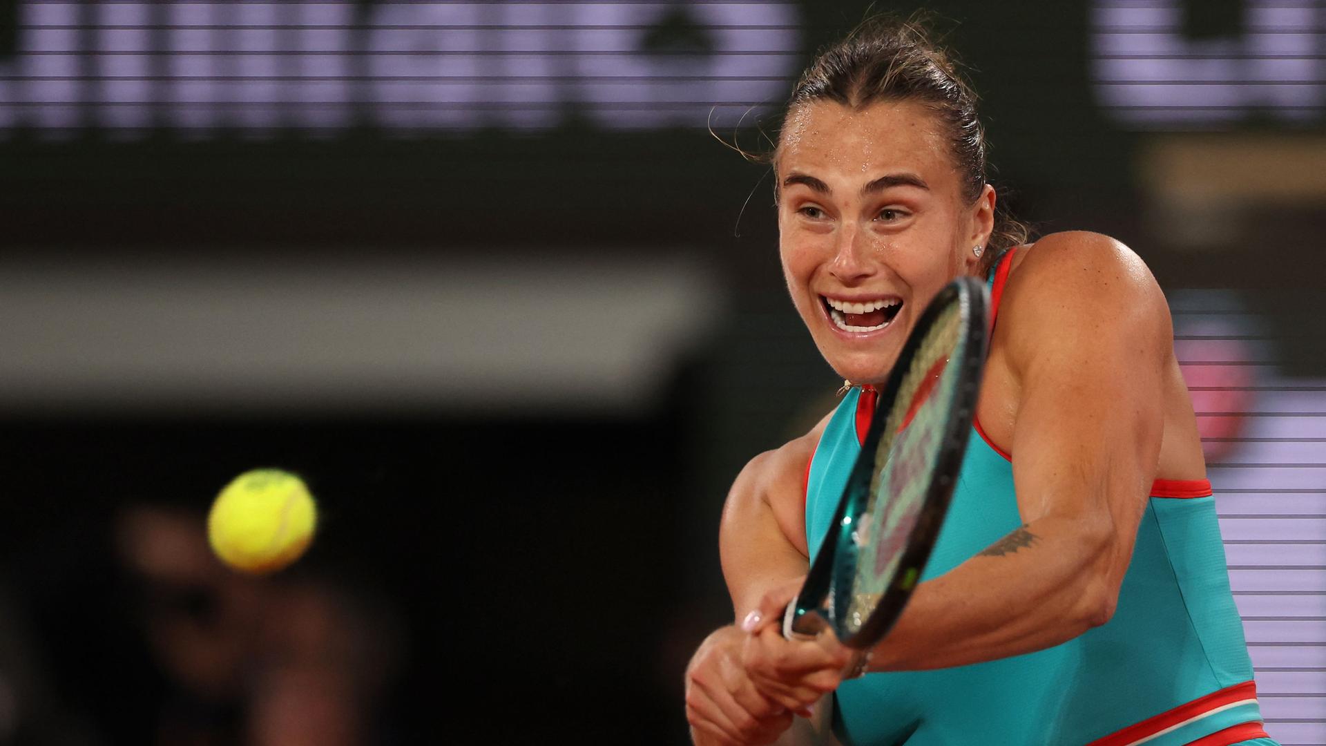 Aryna Sabalenka spielt im French-Open-Halbfinale gegen Iga Swiatek eine Rückhand.