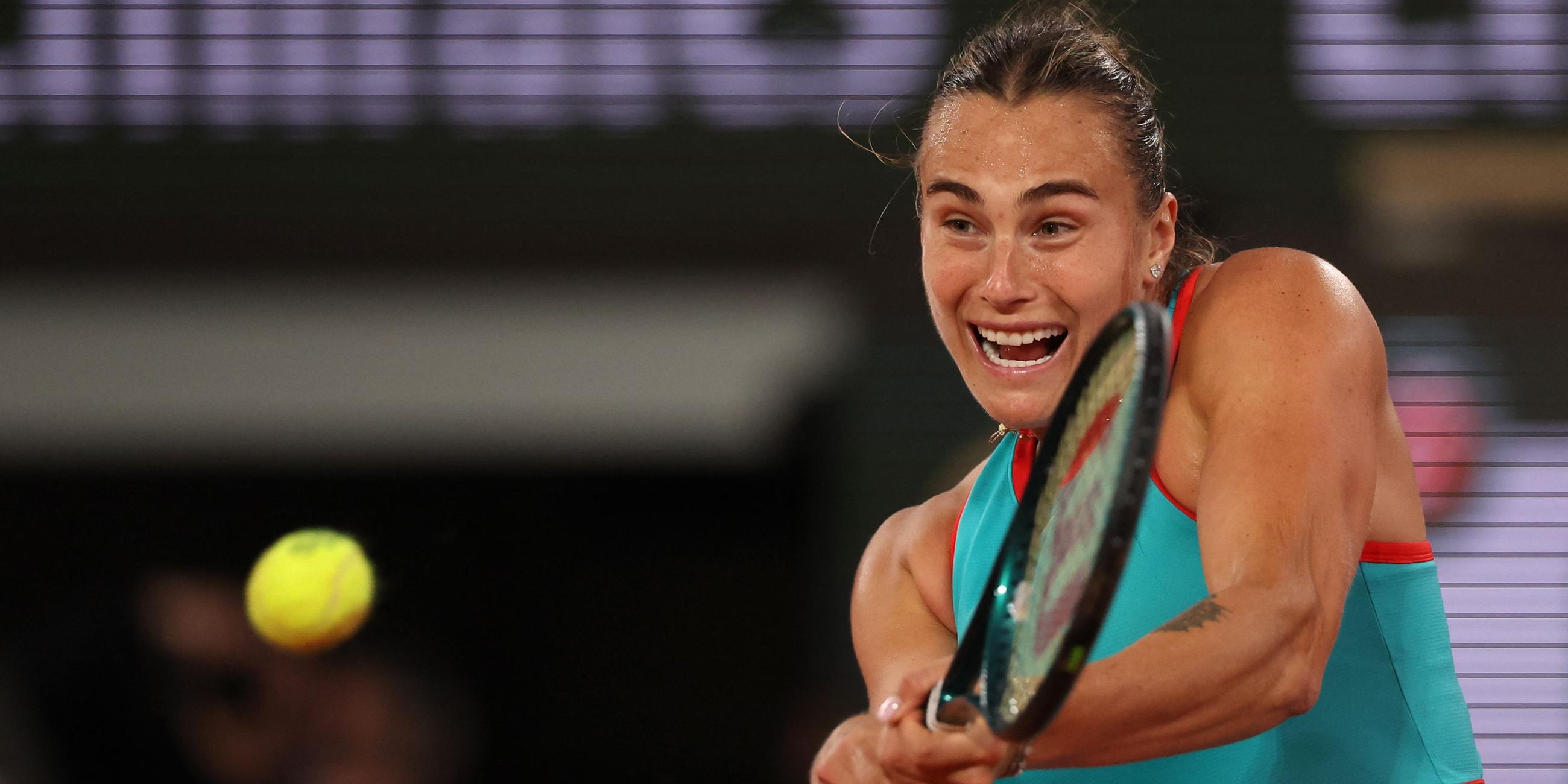 Aryna Sabalenka spielt im French-Open-Halbfinale gegen Iga Swiatek eine Rückhand.