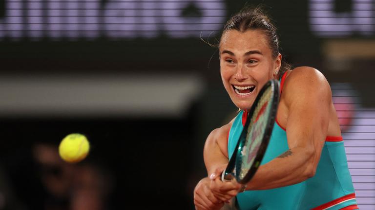 Aryna Sabalenka spielt im French-Open-Halbfinale gegen Iga Swiatek eine Rückhand.