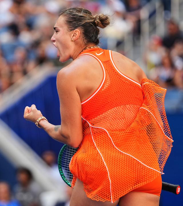 Aryna Sabalenka ballt im Match gegen Linda Noskova die Faust der linken Hand.