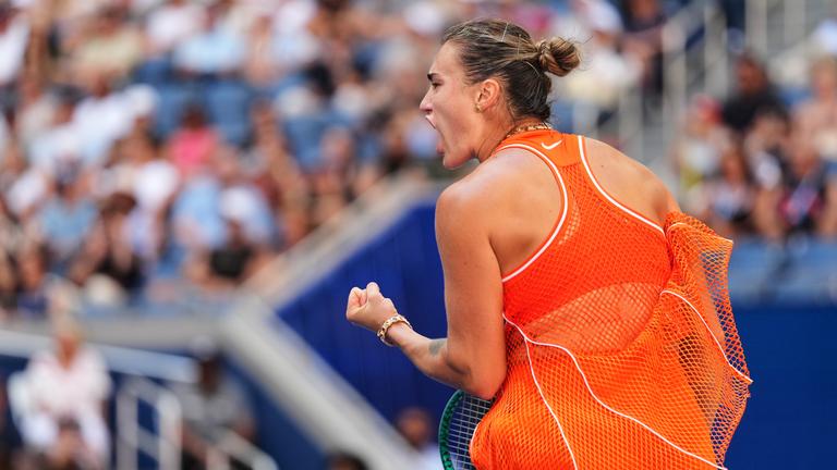 Aryna Sabalenka ballt im Match gegen Linda Noskova die Faust der linken Hand.