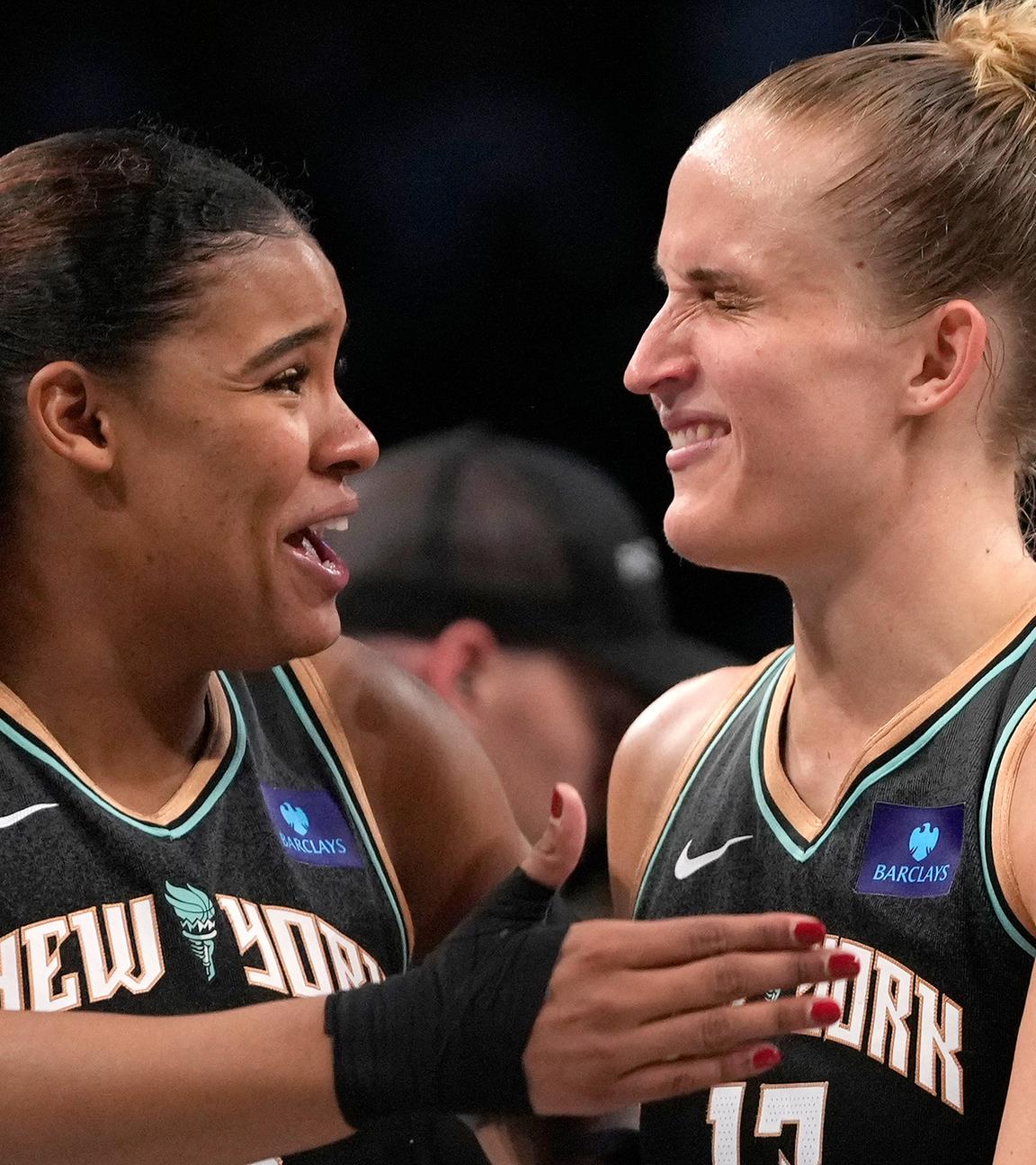 Die deutschen WNBA-Spielrinnen Nyara Sabally (l.) und Leonie Fiebich von New York Liberty