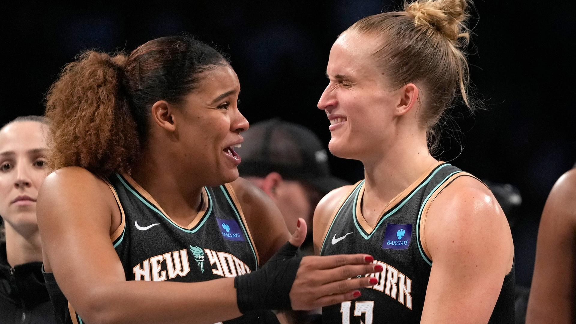 Die deutschen WNBA-Spielrinnen Nyara Sabally (l.) und Leonie Fiebich von New York Liberty