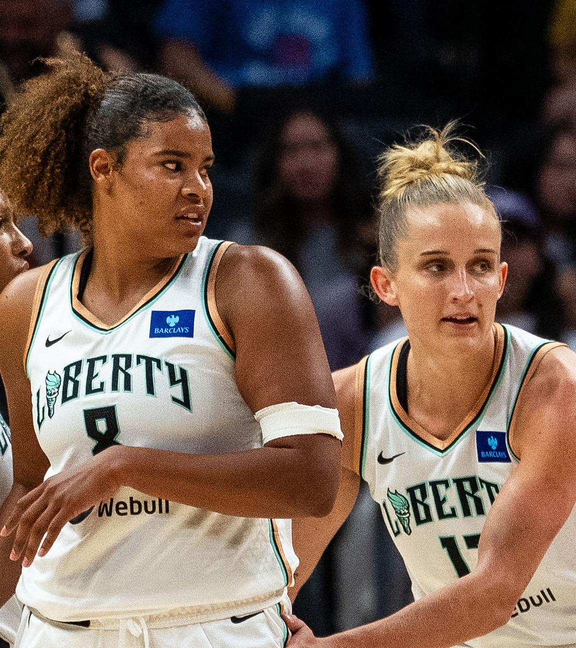 Nyara Sabally (l.) und Leonie Fiebich