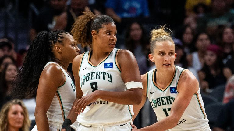 Nyara Sabally (l.) und Leonie Fiebich