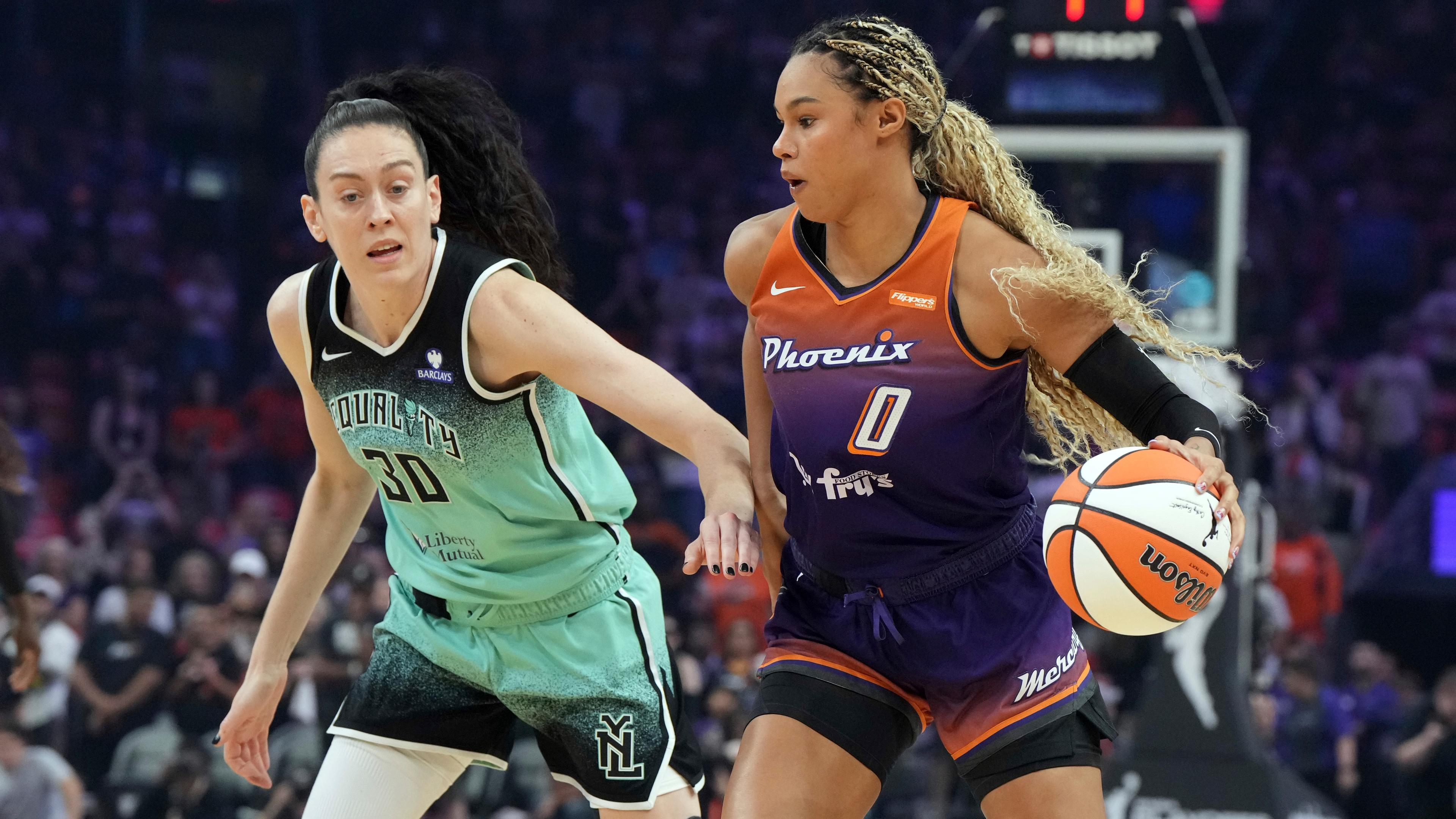 Basketballerin Satou Sabally im WNBA-Spiel gegen New York Liberty am Ball 