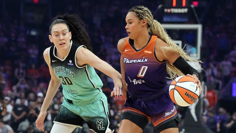 Basketballerin Satou Sabally im WNBA-Spiel gegen New York Liberty am Ball 