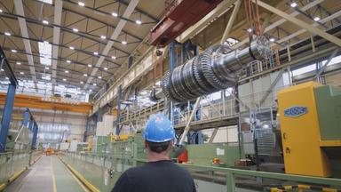 Ein Mann in einem Industriewerk