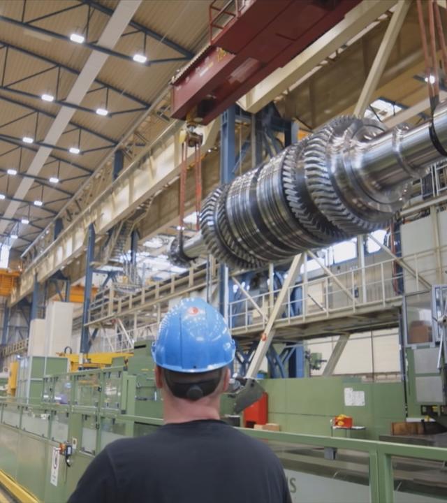 Ein Mann in einem Industriewerk