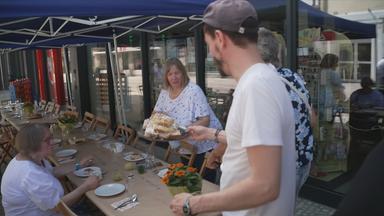 Stadtbewohner von Alfeld beim Stammtisch mit Kuchen