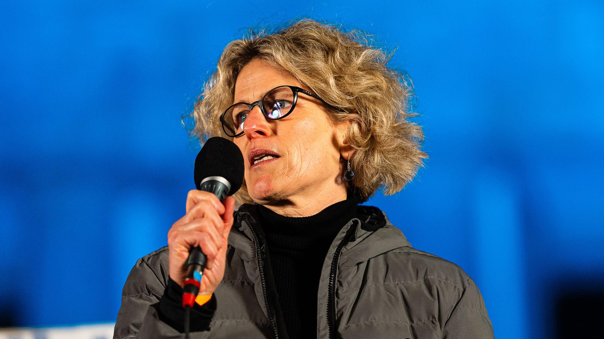 Die deutsche Politikwissenschaftlerin Sabine Fischer bei einer Kundgebung zum dritten Jahrestag des russischen Angriffskrieg in der Ukraine am Brandenburger Tor am 24.02.2025 in Berlin.