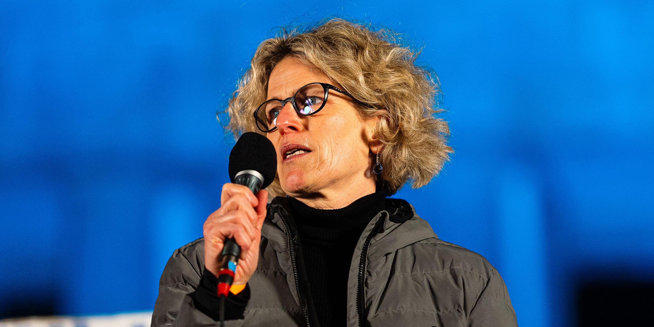 Die deutsche Politikwissenschaftlerin Sabine Fischer bei einer Kundgebung zum dritten Jahrestag des russischen Angriffskrieg in der Ukraine am Brandenburger Tor am 24.02.2025 in Berlin.