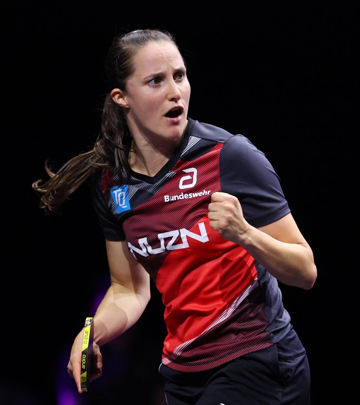 Sabine Winter ballt erfreut die Faust beim Spiel gegen die chinesische Tischtennisspielerin Wang Yidi bei den WTT Champions Yokohama 2025