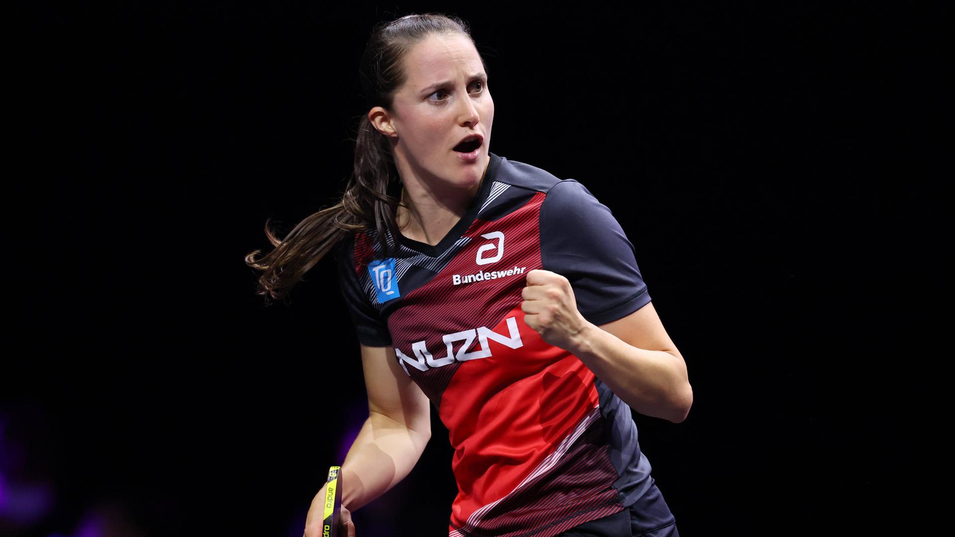 Sabine Winter ballt erfreut die Faust beim Spiel gegen die chinesische Tischtennisspielerin Wang Yidi bei den WTT Champions Yokohama 2025