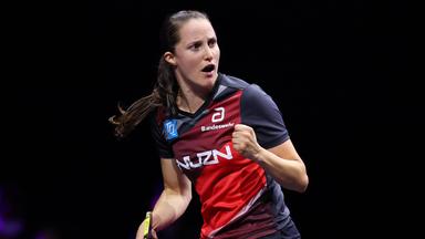 Sabine Winter ballt erfreut die Faust beim Spiel gegen die chinesische Tischtennisspielerin Wang Yidi bei den WTT Champions Yokohama 2025