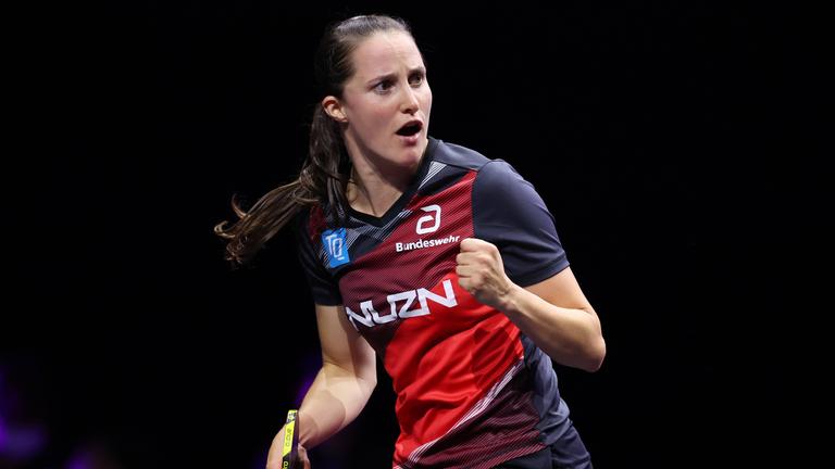 Sabine Winter ballt erfreut die Faust beim Spiel gegen die chinesische Tischtennisspielerin Wang Yidi bei den WTT Champions Yokohama 2025