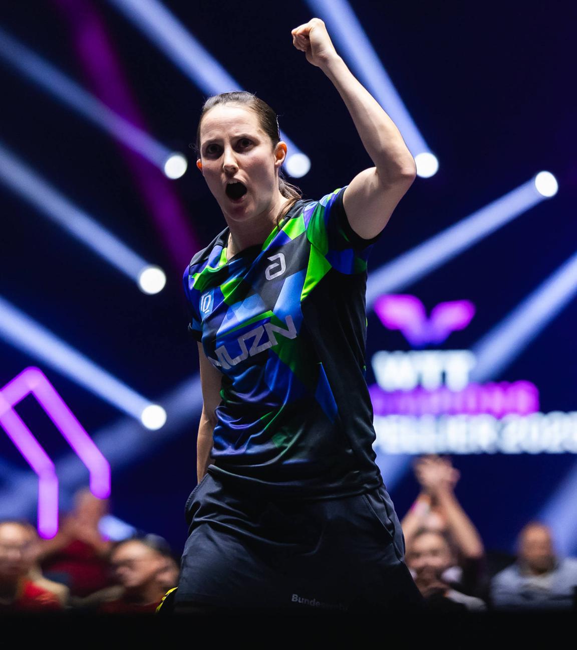 Tischtennis-Spielerin Sabine Winter jubelt