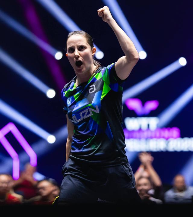 Tischtennis-Spielerin Sabine Winter jubelt