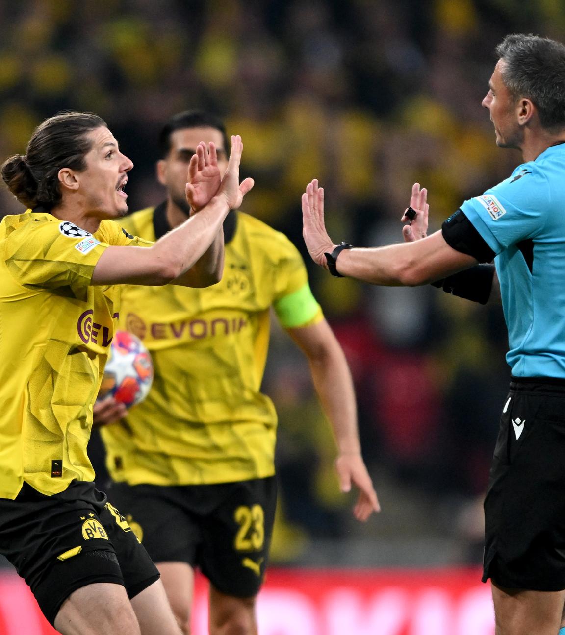 Fußball-Champions-League-Finale 2024, Borussia Dortmund - Real Madrid: Schiedsrichter Slavko Vincic aus Slowenien weist Dortmunds Marcel Sabitzer (l.) zurück.