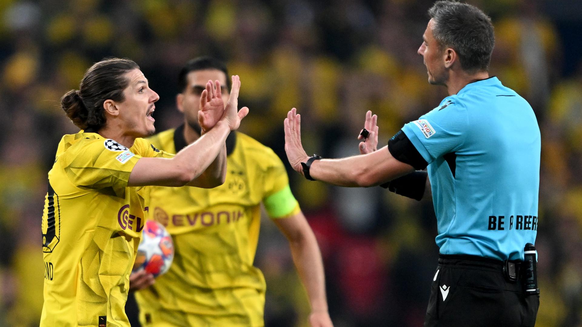 Fußball-Champions-League-Finale 2024, Borussia Dortmund - Real Madrid: Schiedsrichter Slavko Vincic aus Slowenien weist Dortmunds Marcel Sabitzer (l.) zurück.