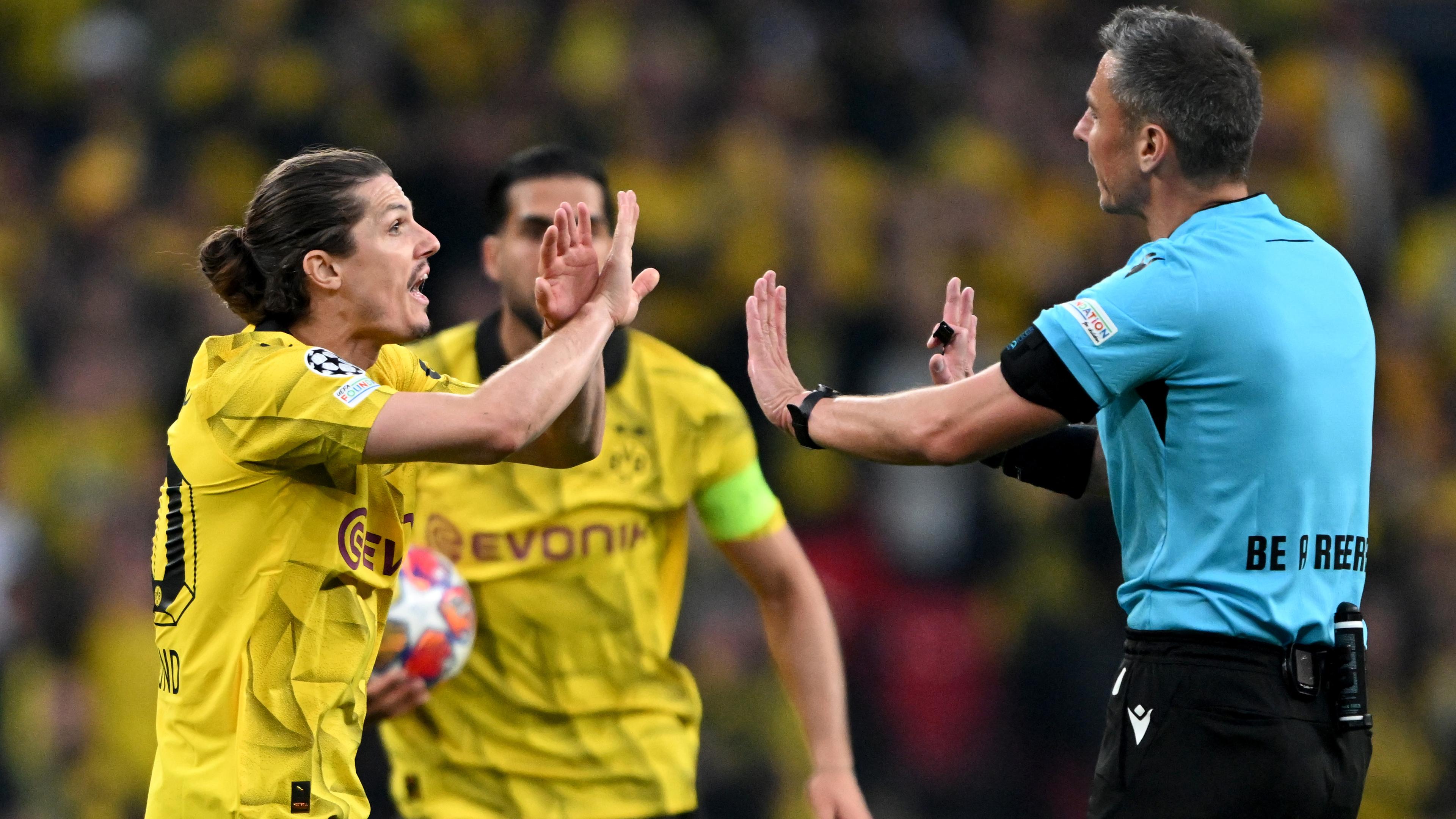 Fußball-Champions-League-Finale 2024, Borussia Dortmund - Real Madrid: Schiedsrichter Slavko Vincic aus Slowenien weist Dortmunds Marcel Sabitzer (l.) zurück.