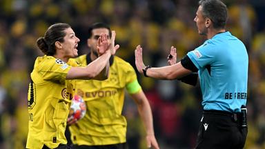 Fußball-Champions-League-Finale 2024, Borussia Dortmund - Real Madrid: Schiedsrichter Slavko Vincic aus Slowenien weist Dortmunds Marcel Sabitzer (l.) zurück.