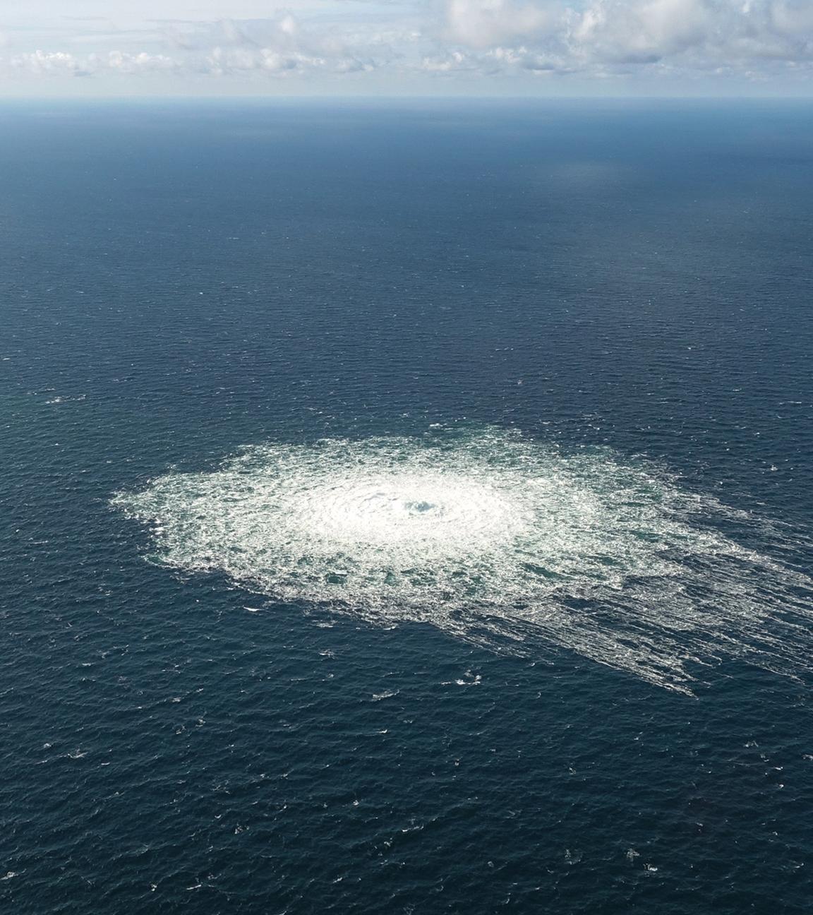 Das vom dänischen Verteidigungskommando zur Verfügung gestellte Foto zeigt das Nord-Stream-2-Gasleck in der Nähe von Bornholm aus der Luft. 