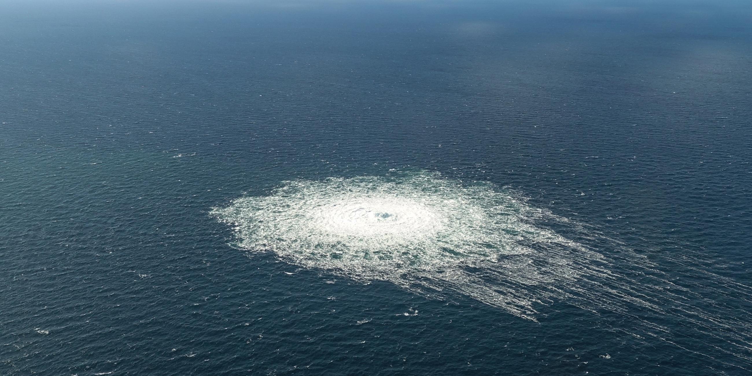 Das vom dänischen Verteidigungskommando zur Verfügung gestellte Foto zeigt das Nord-Stream-2-Gasleck in der Nähe von Bornholm aus der Luft. 